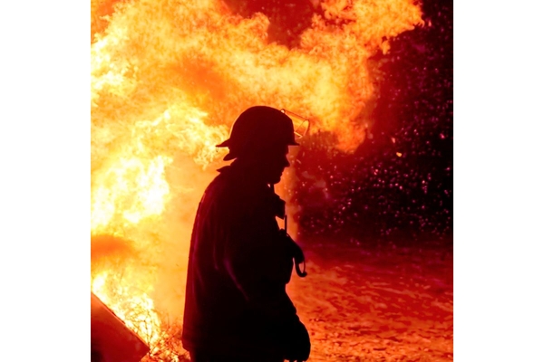 Image Firefighter and fire.